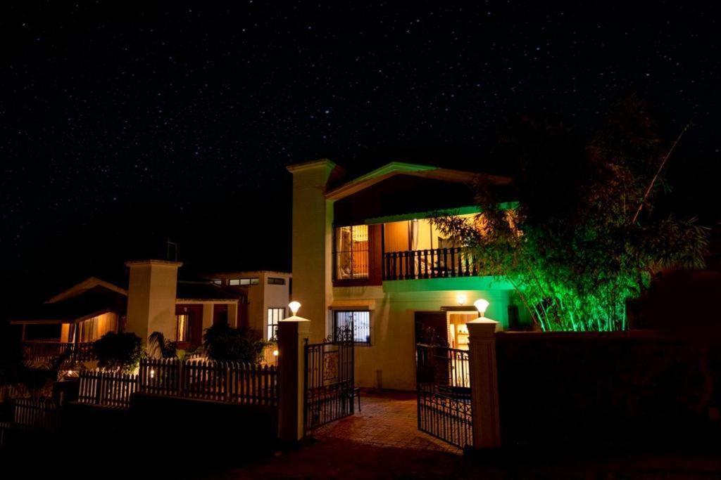 Paramount 3 Ac Bedrooms Hall Garden With Lake View Panchgani Bagian luar foto